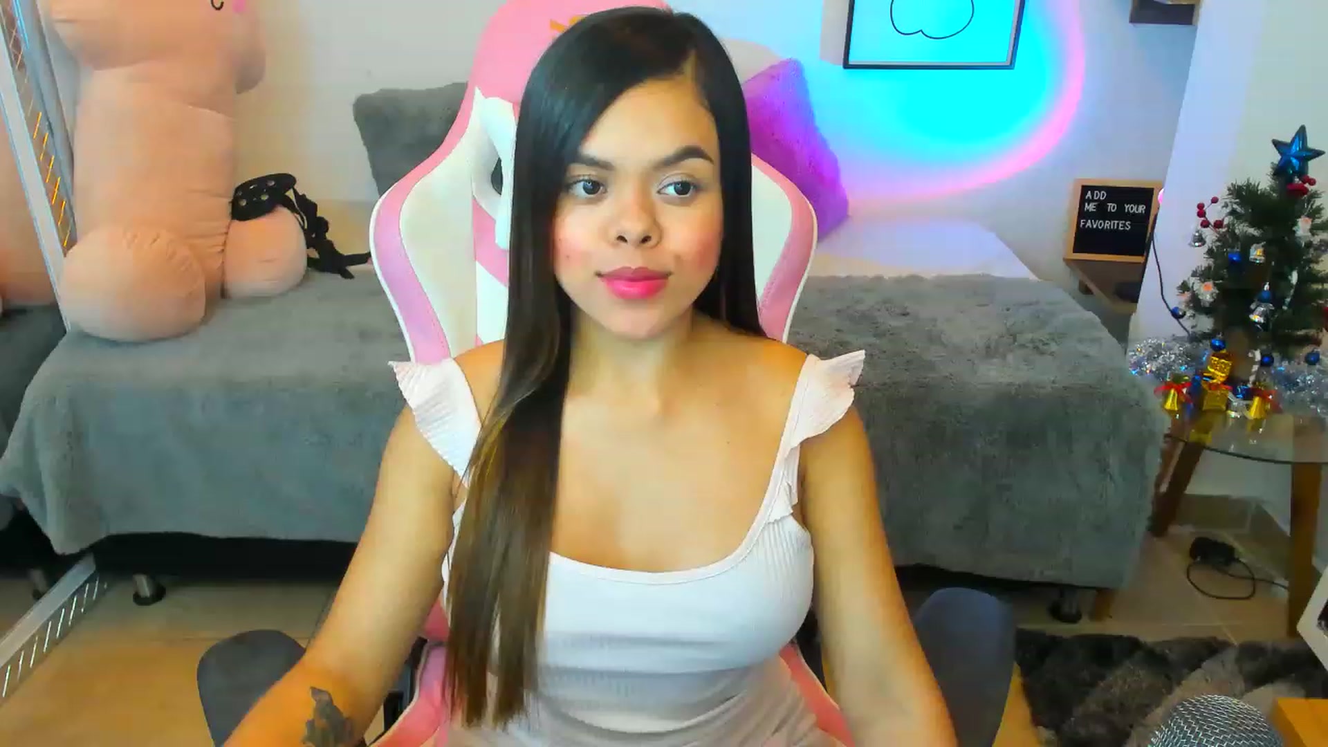 Gallery image thumbnail from Sofia_lovin's myfreecams stream on, 12/15/2022, 02:51 image 4 of 20