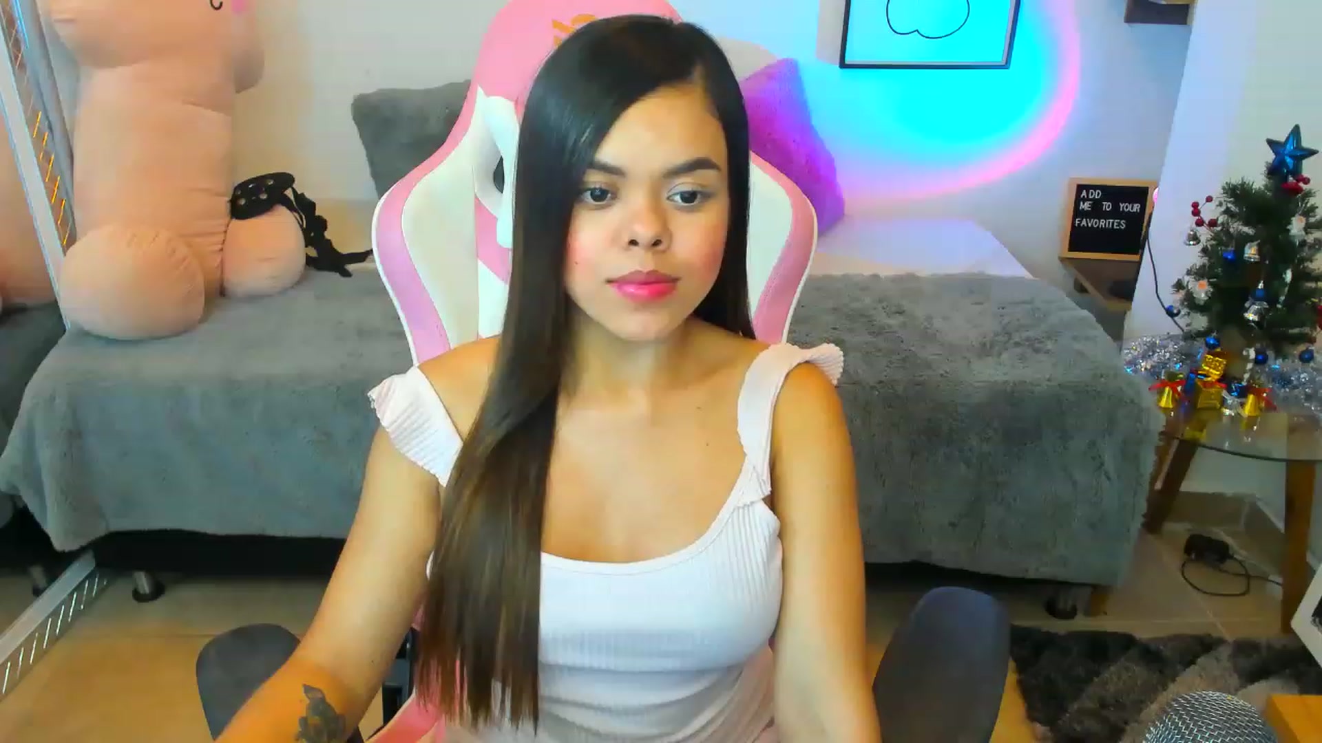 Gallery image thumbnail from Sofia_lovin's myfreecams stream on, 12/15/2022, 02:51 image 15 of 20
