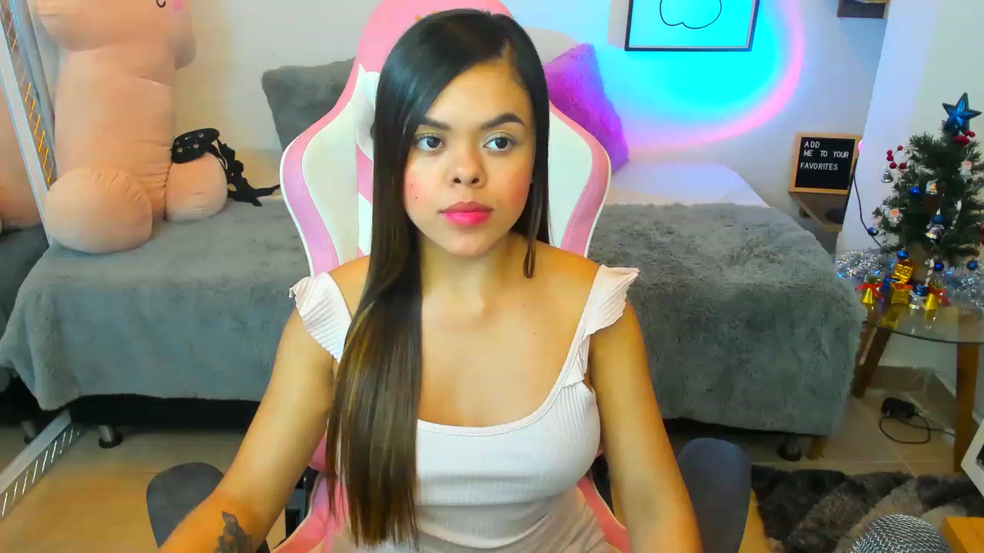 Gallery image thumbnail from Sofia_lovin's myfreecams stream on, 12/15/2022, 02:51 image 7 of 20