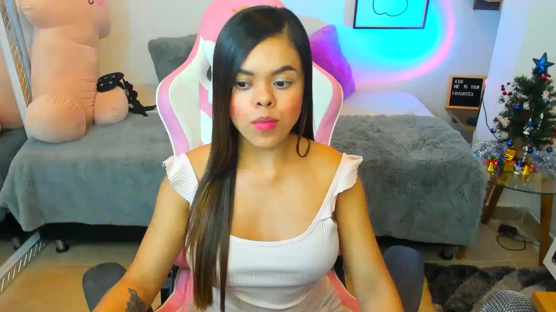 Gallery image thumbnail from Sofia_lovin's myfreecams stream on, 12/15/2022, 02:51 image 8 of 20