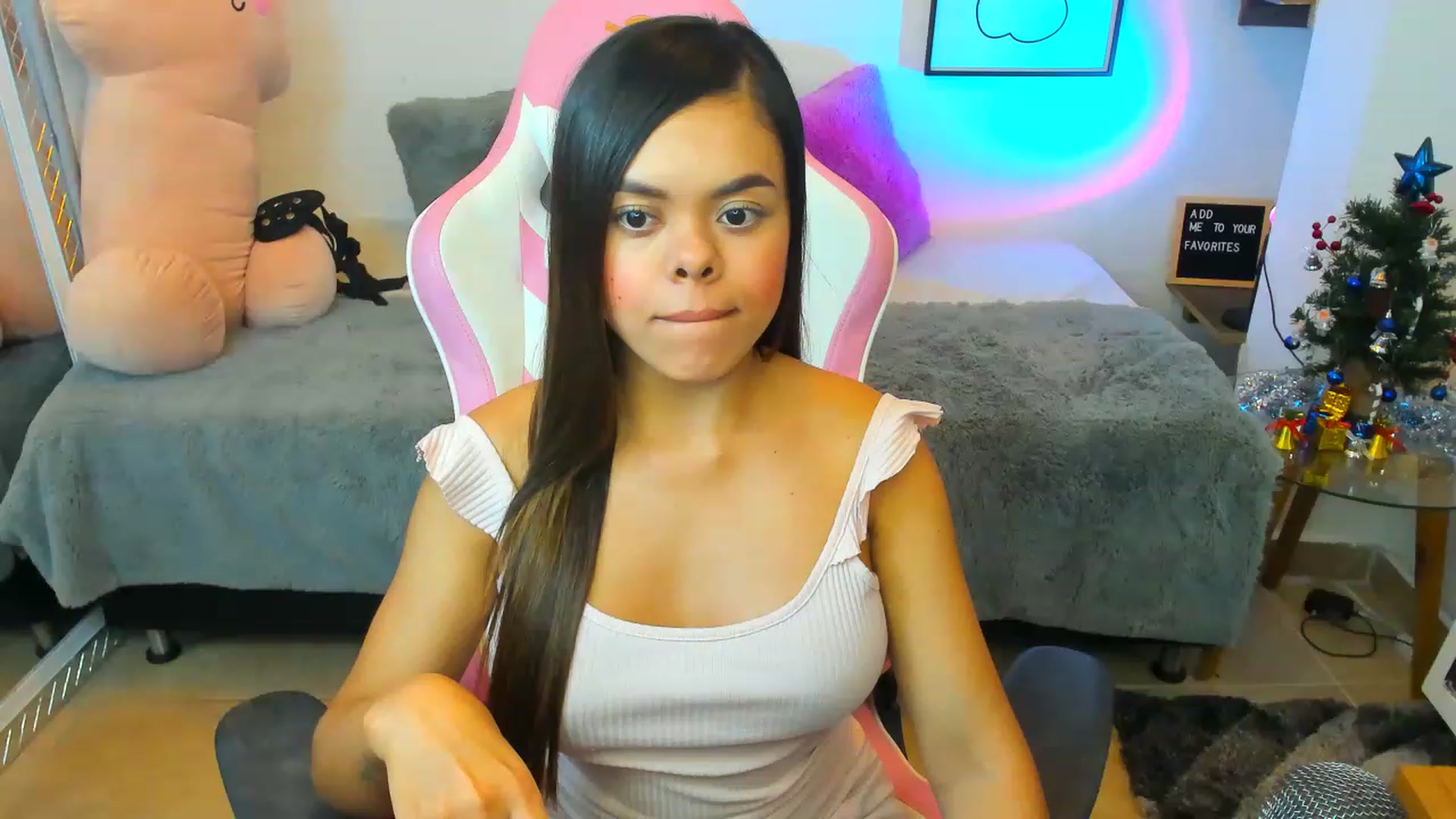 Gallery image thumbnail from Sofia_lovin's myfreecams stream on, 12/15/2022, 02:51 image 11 of 20