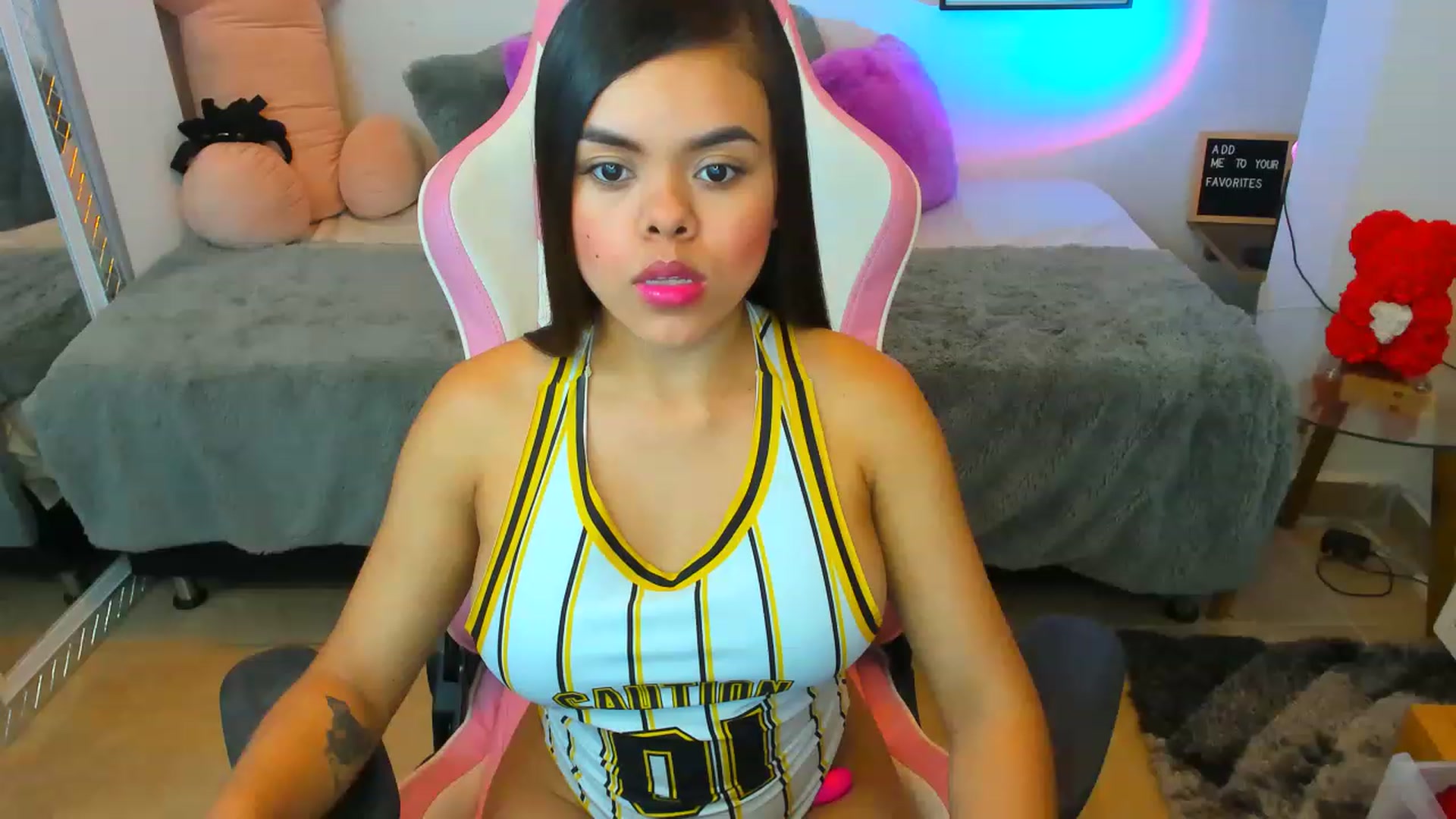 Gallery image thumbnail from Sofia_lovin's myfreecams stream on, 01/10/2023, 22:23 image 8 of 20
