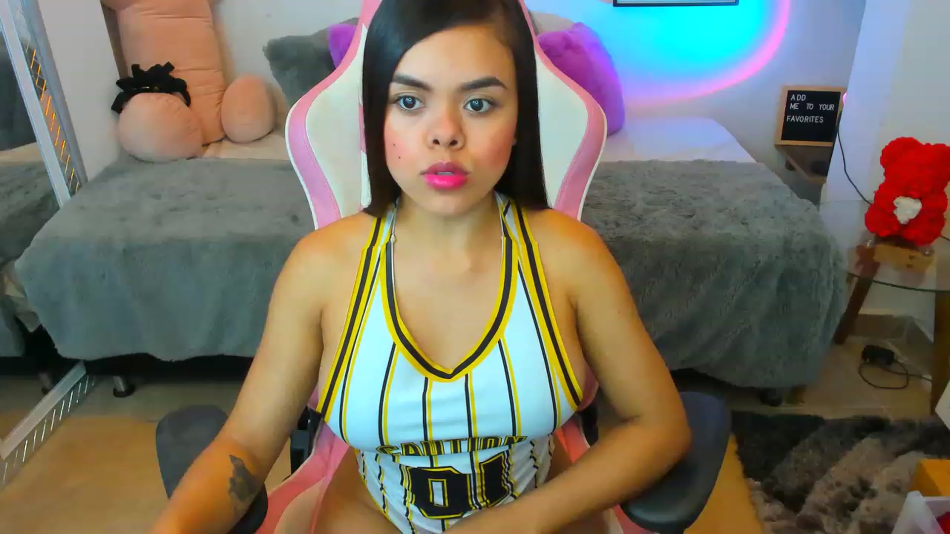 Gallery image thumbnail from Sofia_lovin's myfreecams stream on, 01/10/2023, 22:23 image 6 of 20