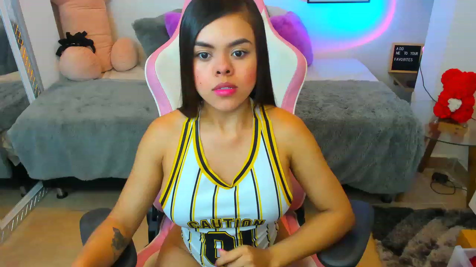 Gallery image thumbnail from Sofia_lovin's myfreecams stream on, 01/10/2023, 23:44 image 4 of 20