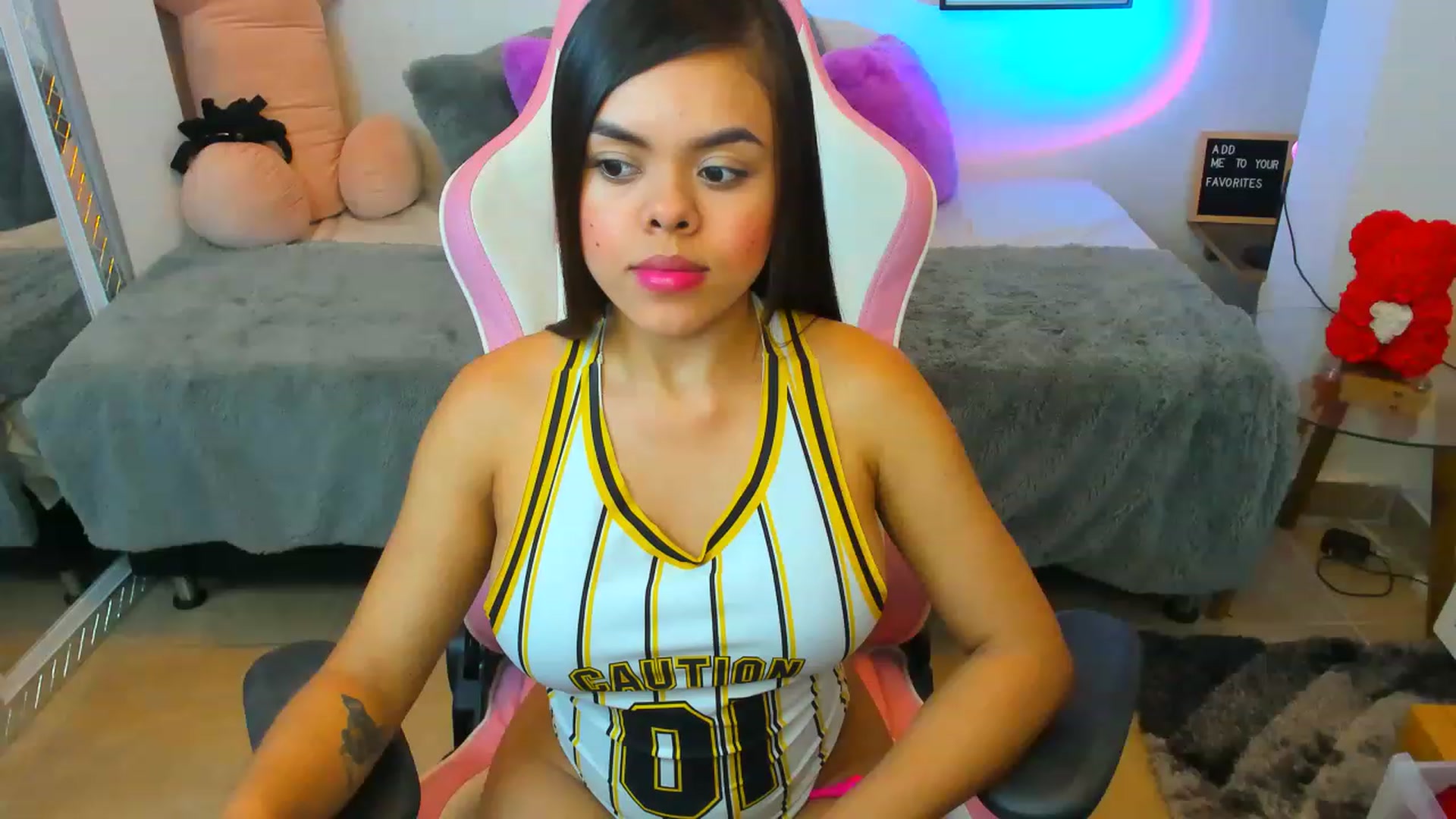 Gallery image thumbnail from Sofia_lovin's myfreecams stream on, 01/10/2023, 23:44 image 5 of 20