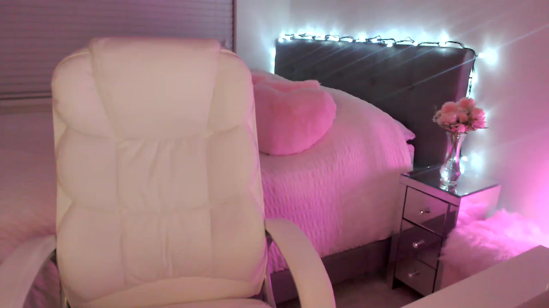Gallery image thumbnail from Sofiabunny_xx's myfreecams stream on, 02/12/2023, 07:00 image 17 of 20