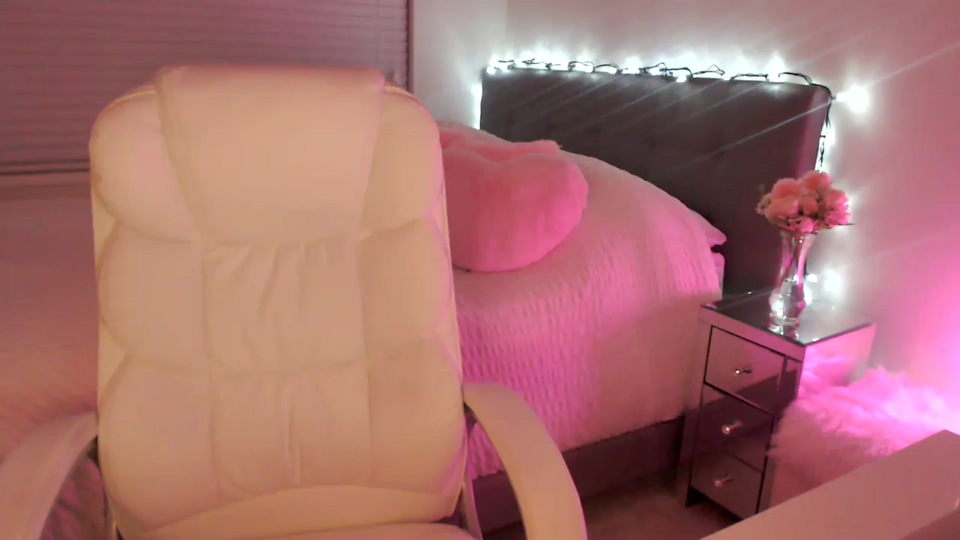 Gallery image thumbnail from Sofiabunny_xx's myfreecams stream on, 02/12/2023, 07:00 image 18 of 20