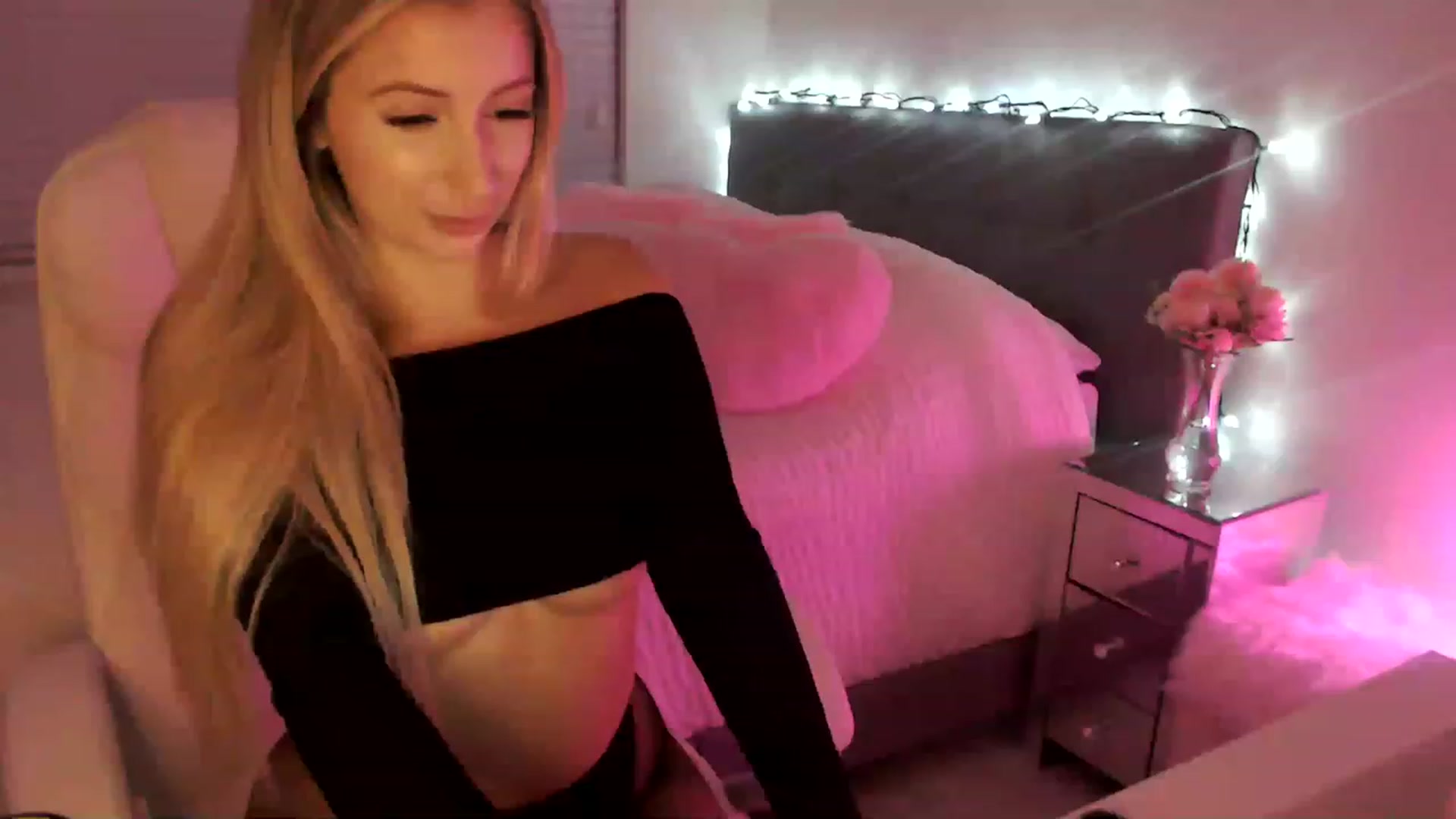 Gallery image thumbnail from Sofiabunny_xx's myfreecams stream on, 02/12/2023, 08:01 image 12 of 20
