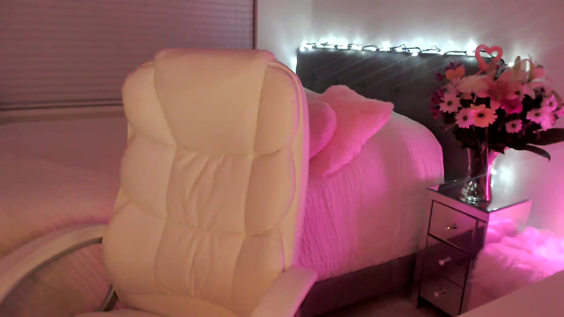Gallery image thumbnail from Sofiabunny_xx's myfreecams stream on, 02/15/2023, 06:45 image 17 of 20