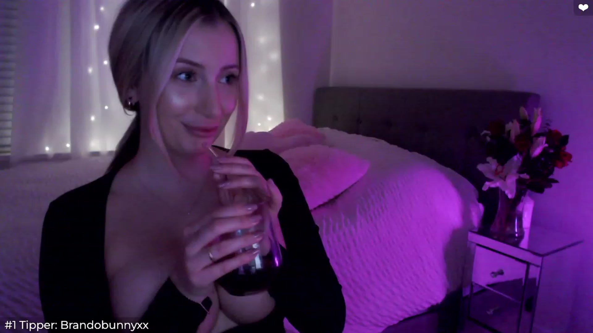 Gallery image thumbnail from Sofiabunny_xx's myfreecams stream on, 12/08/2023, 07:01 image 18 of 20