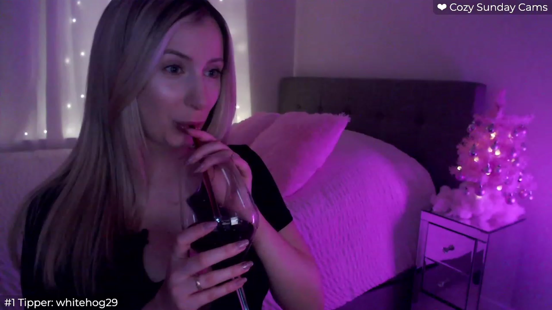 Gallery image thumbnail from Sofiabunny_xx's myfreecams stream on, 12/24/2023, 05:33 image 4 of 20