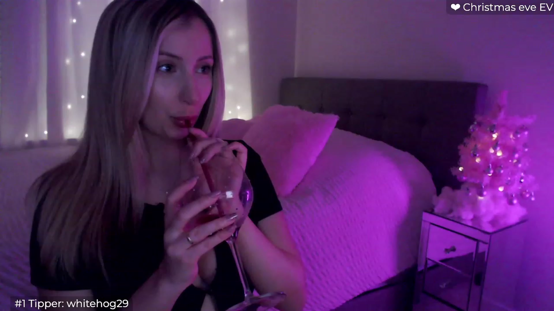 Gallery image thumbnail from Sofiabunny_xx's myfreecams stream on, 12/24/2023, 06:58 image 4 of 20