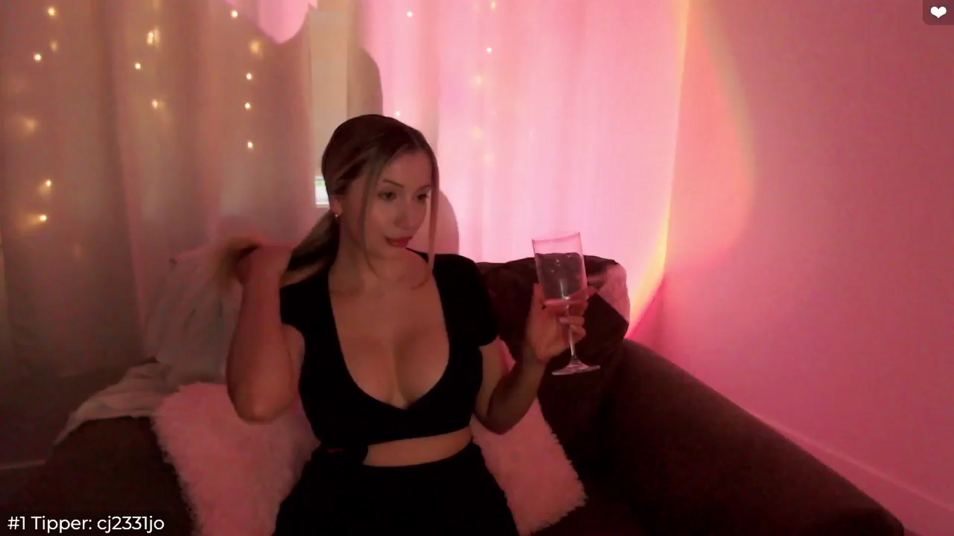 Gallery image thumbnail from Sofiabunny_xx's myfreecams stream on, 05/19/2024, 04:06 image 10 of 20