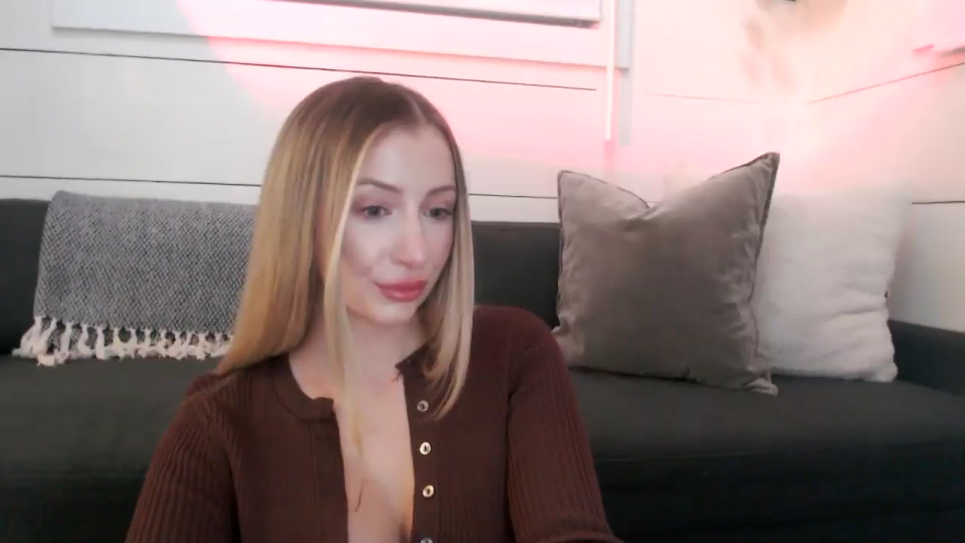 Gallery image thumbnail from Sofiabunny_xx's myfreecams stream on, 06/18/2025, 02:24 image 9 of 20