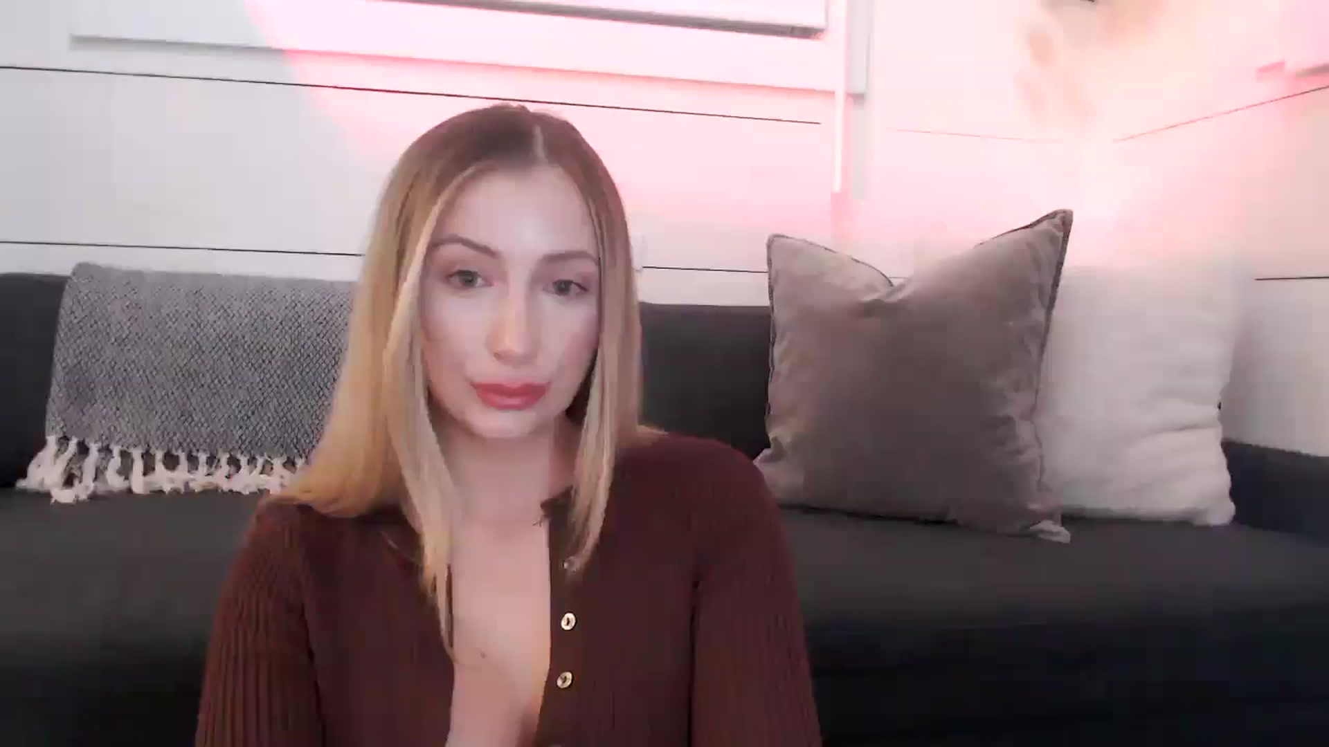 Gallery image thumbnail from Sofiabunny_xx's myfreecams stream on, 06/18/2025, 02:24 image 10 of 20