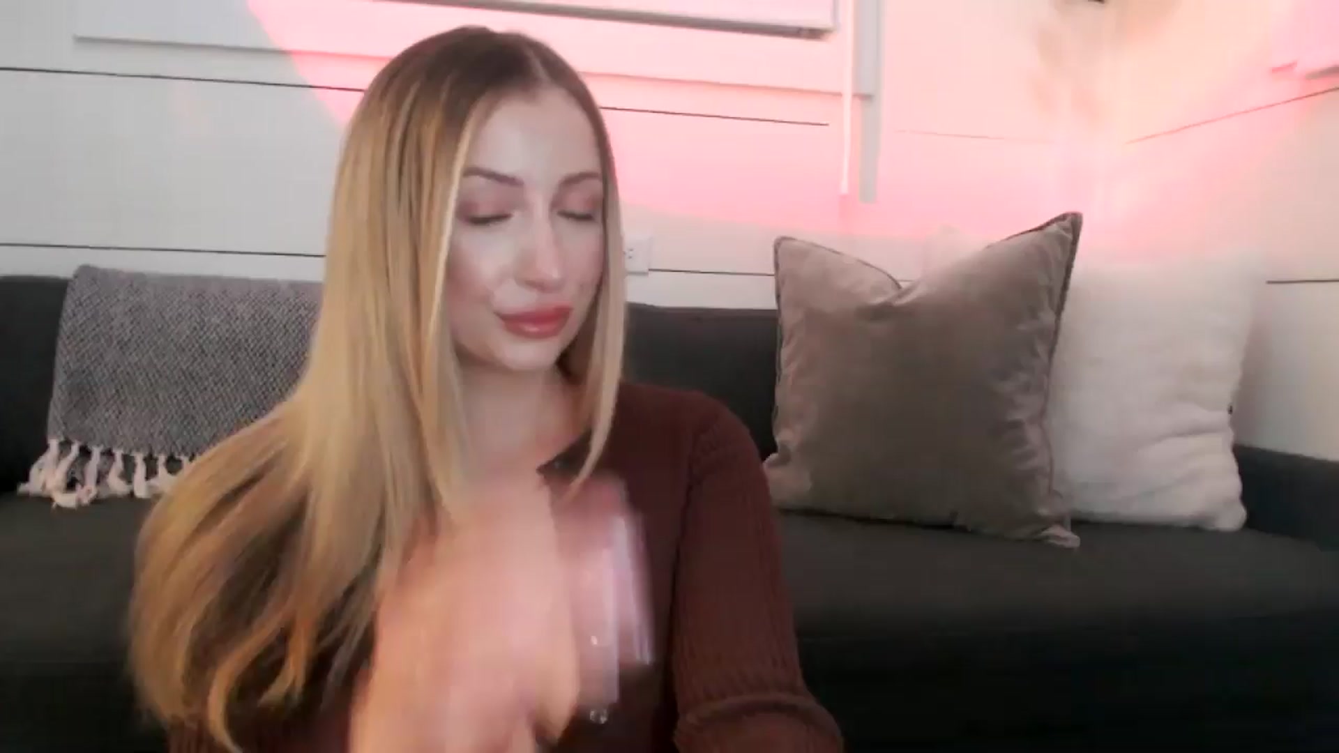 Gallery image thumbnail from Sofiabunny_xx's myfreecams stream on, 06/18/2025, 02:24 image 1 of 20