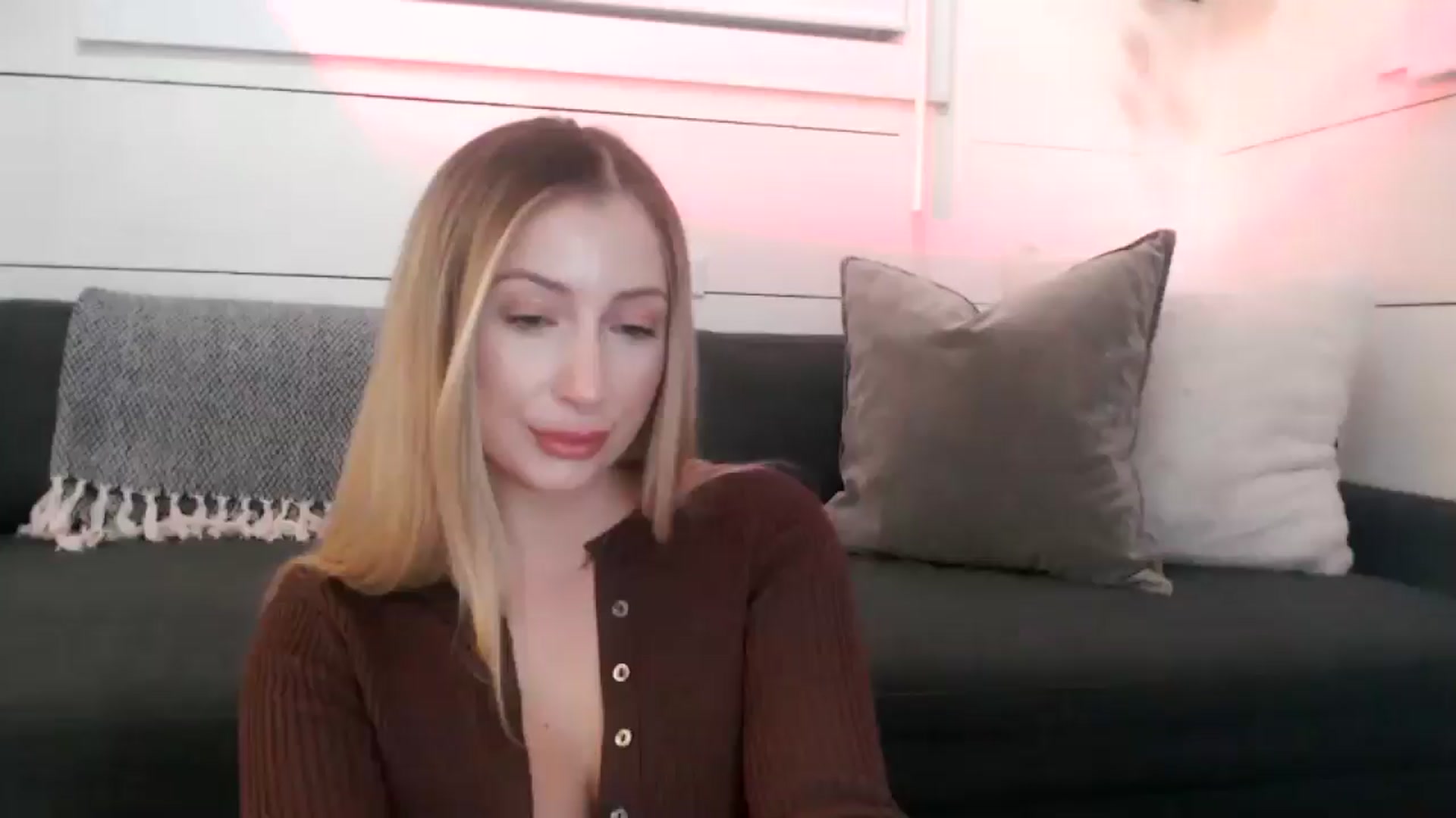 Gallery image thumbnail from Sofiabunny_xx's myfreecams stream on, 06/18/2025, 02:24 image 12 of 20