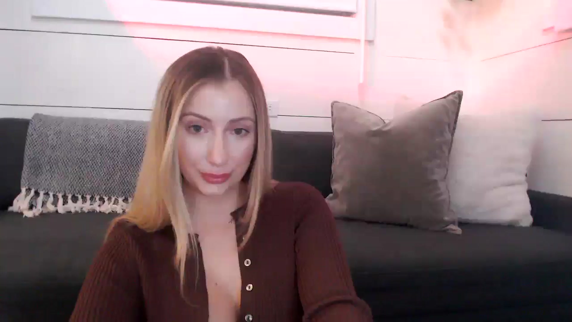 Gallery image thumbnail from Sofiabunny_xx's myfreecams stream on, 06/18/2025, 02:24 image 11 of 20