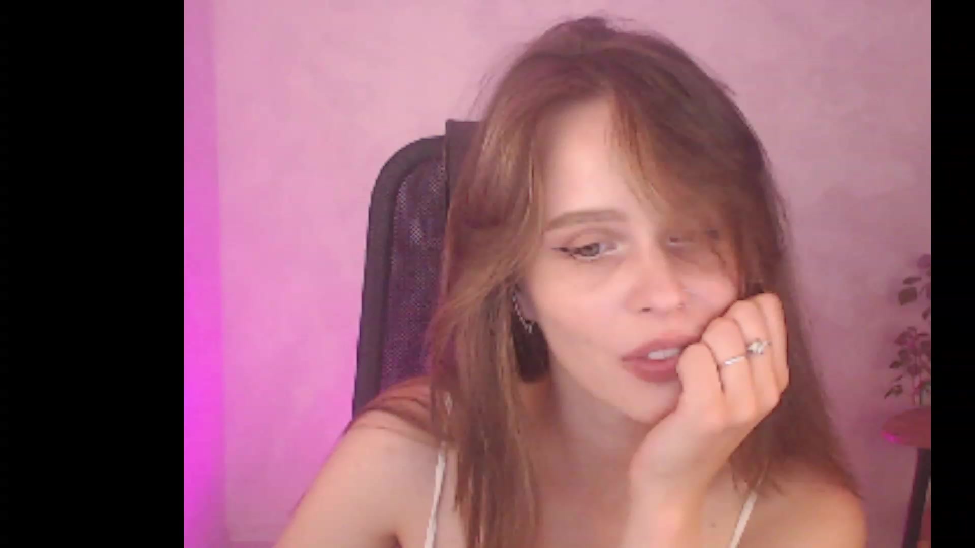 Gallery image thumbnail from Sofiafantasy's myfreecams stream on, 08/05/2023, 20:01 image 7 of 20