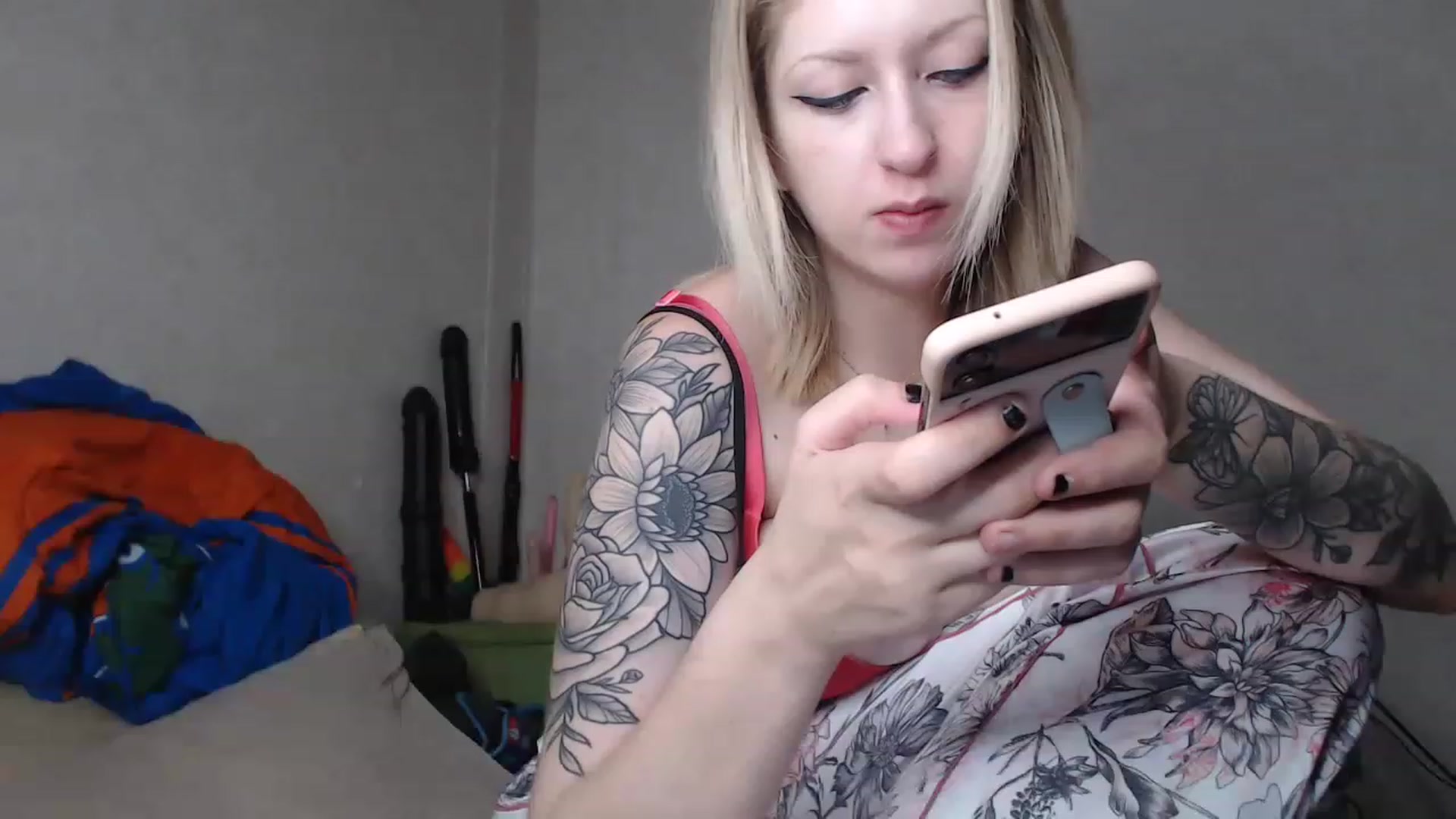 Gallery image thumbnail from Sofieyoungxxx's myfreecams stream on, 06/18/2023, 11:42 image 14 of 20