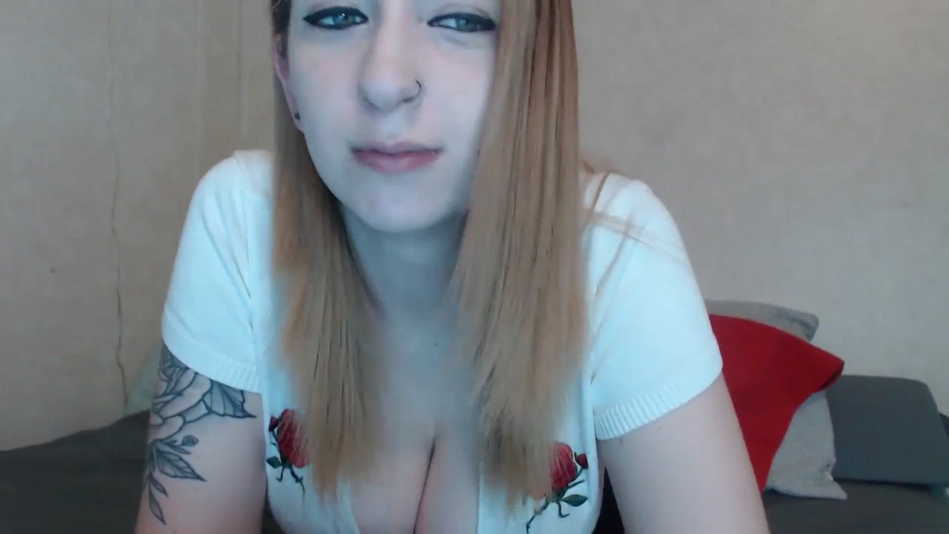 Gallery image thumbnail from Sofieyoungxxx's myfreecams stream on, 04/15/2024, 10:27 image 3 of 20