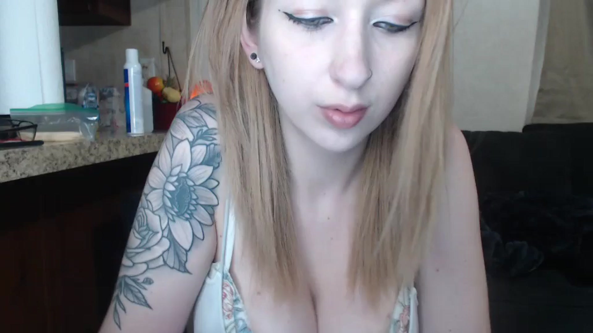 Gallery image thumbnail from Sofieyoungxxx's myfreecams stream on, 04/16/2024, 12:43 image 6 of 20