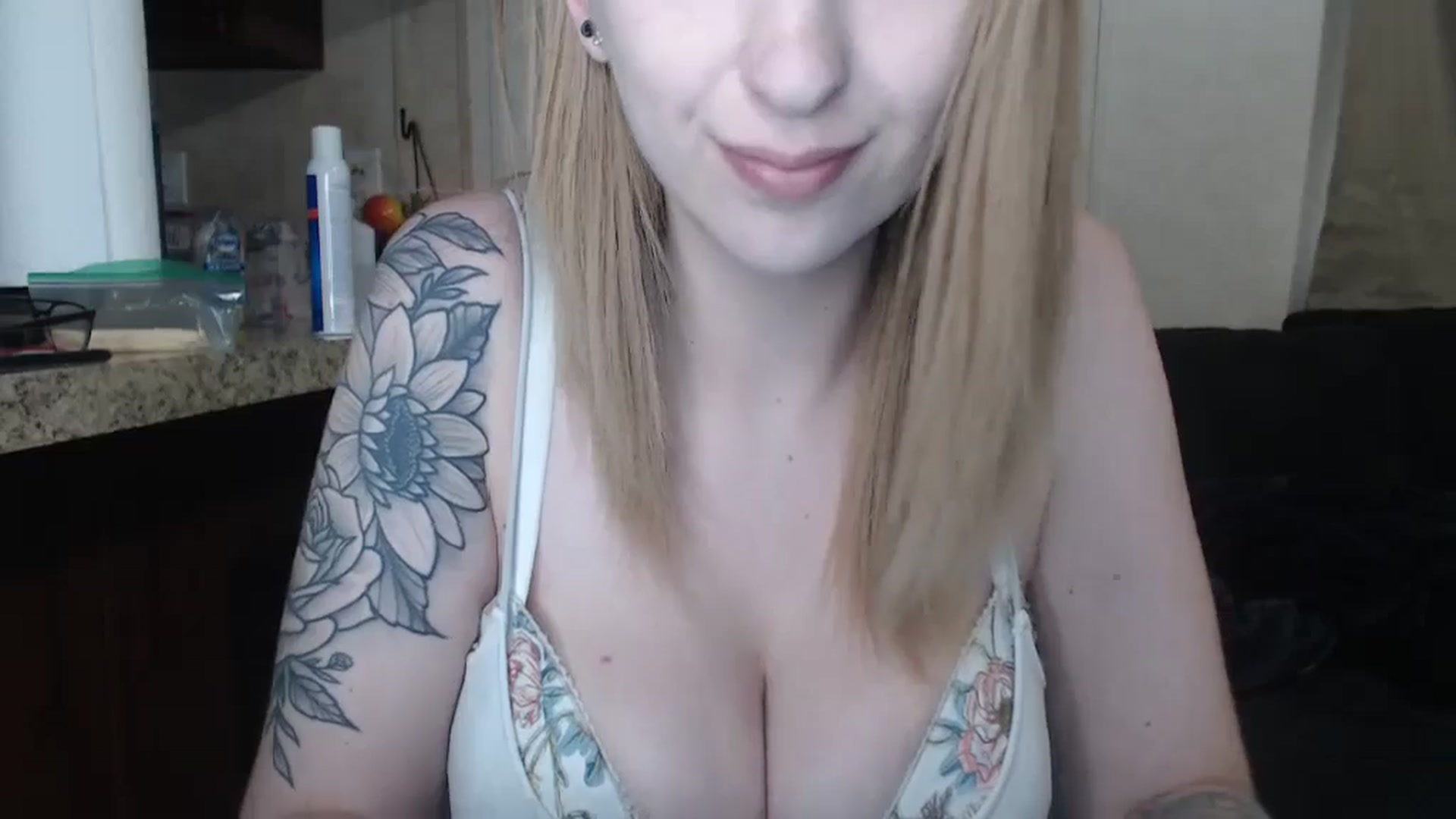 Gallery image thumbnail from Sofieyoungxxx's myfreecams stream on, 04/16/2024, 12:43 image 18 of 20