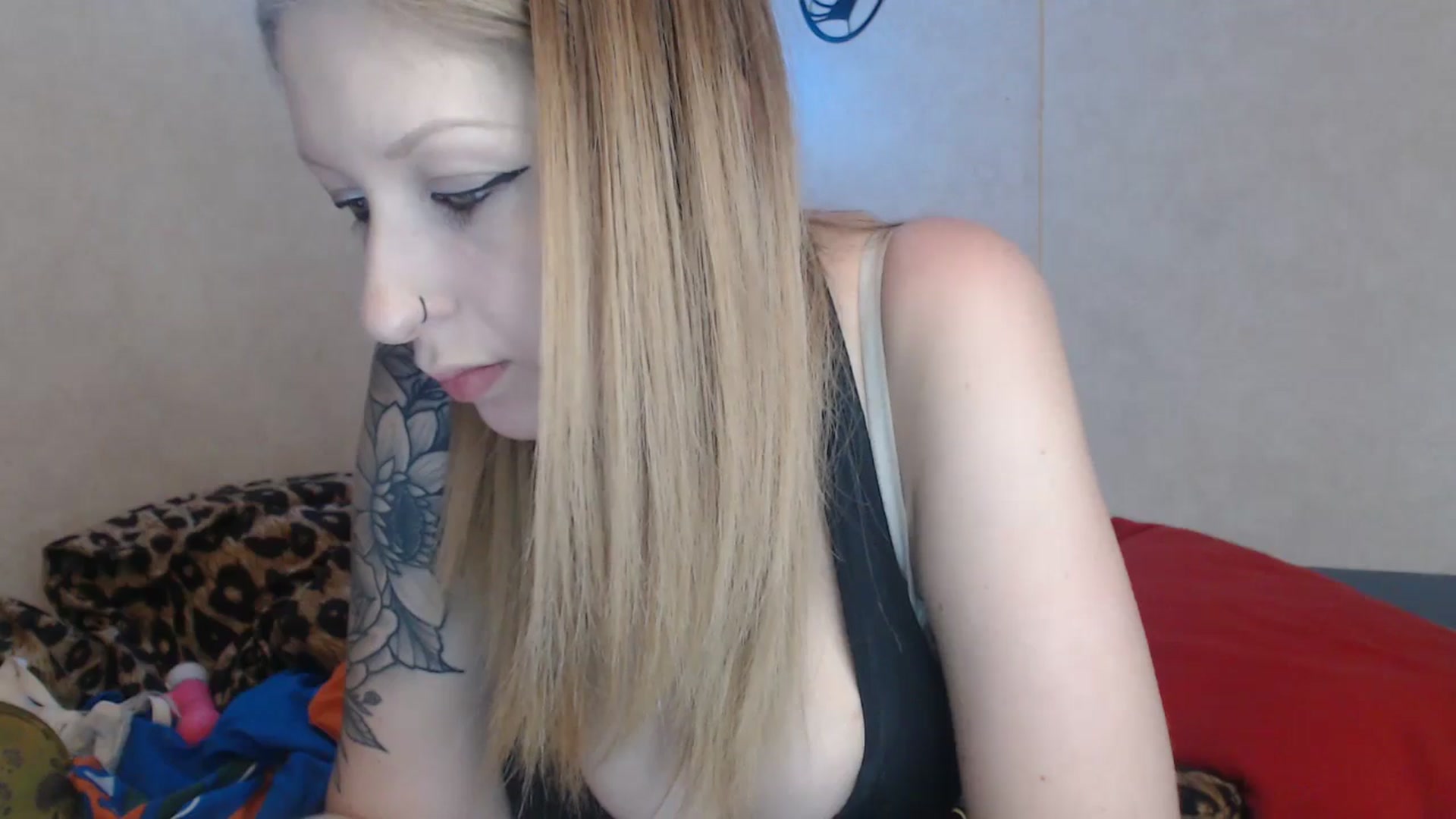 Gallery image thumbnail from Sofieyoungxxx's myfreecams stream on, 06/18/2024, 11:39 image 16 of 20