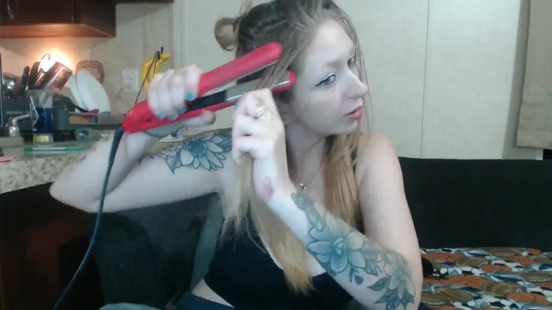 Gallery image thumbnail from Sofieyoungxxx's myfreecams stream on, 11/17/2024, 12:22 image 9 of 20