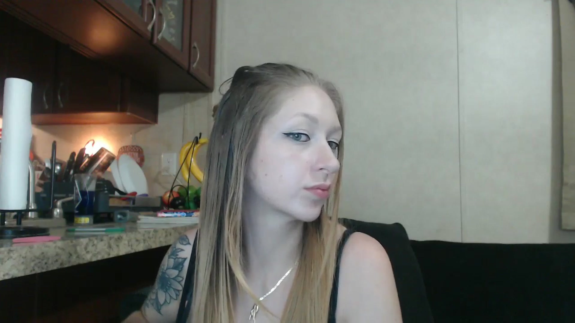 Gallery image thumbnail from Sofieyoungxxx's myfreecams stream on, 11/17/2024, 12:22 image 4 of 20