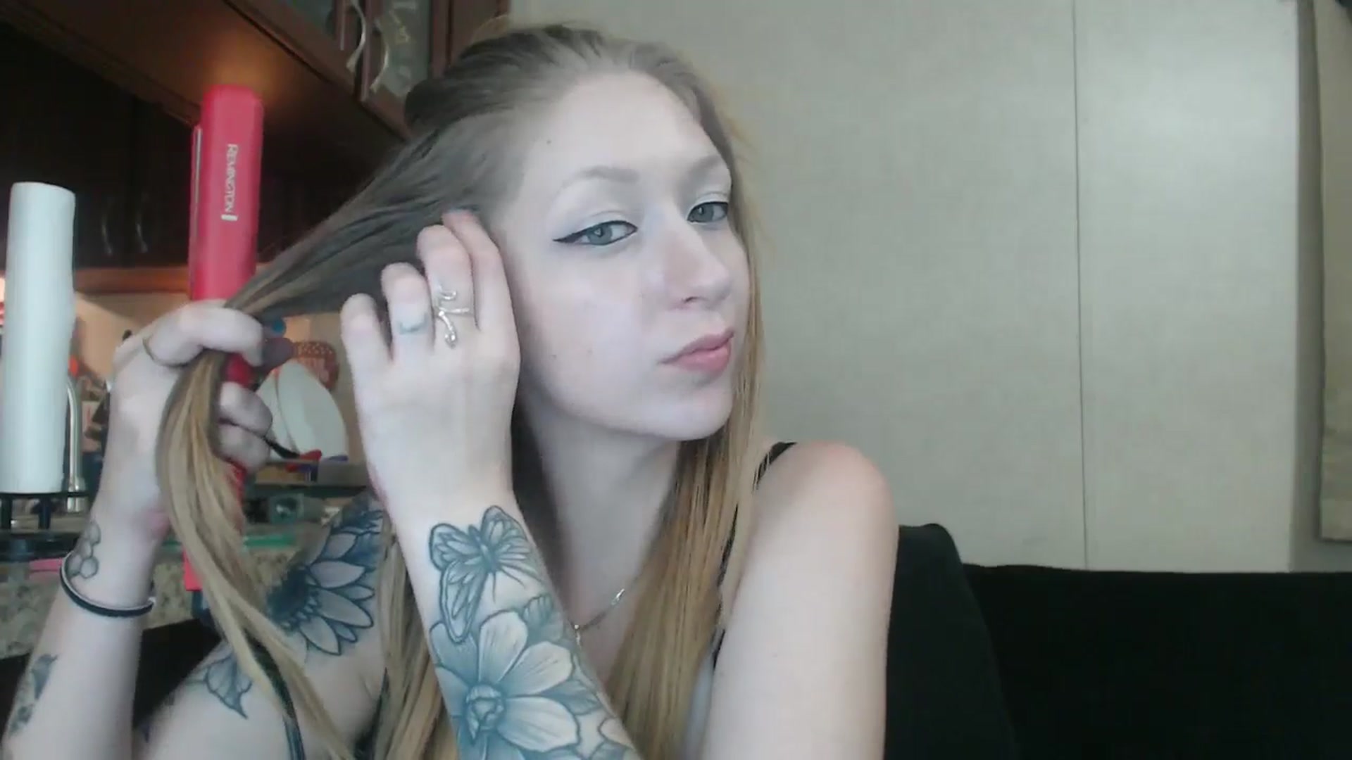 Gallery image thumbnail from Sofieyoungxxx's myfreecams stream on, 11/17/2024, 12:22 image 3 of 20