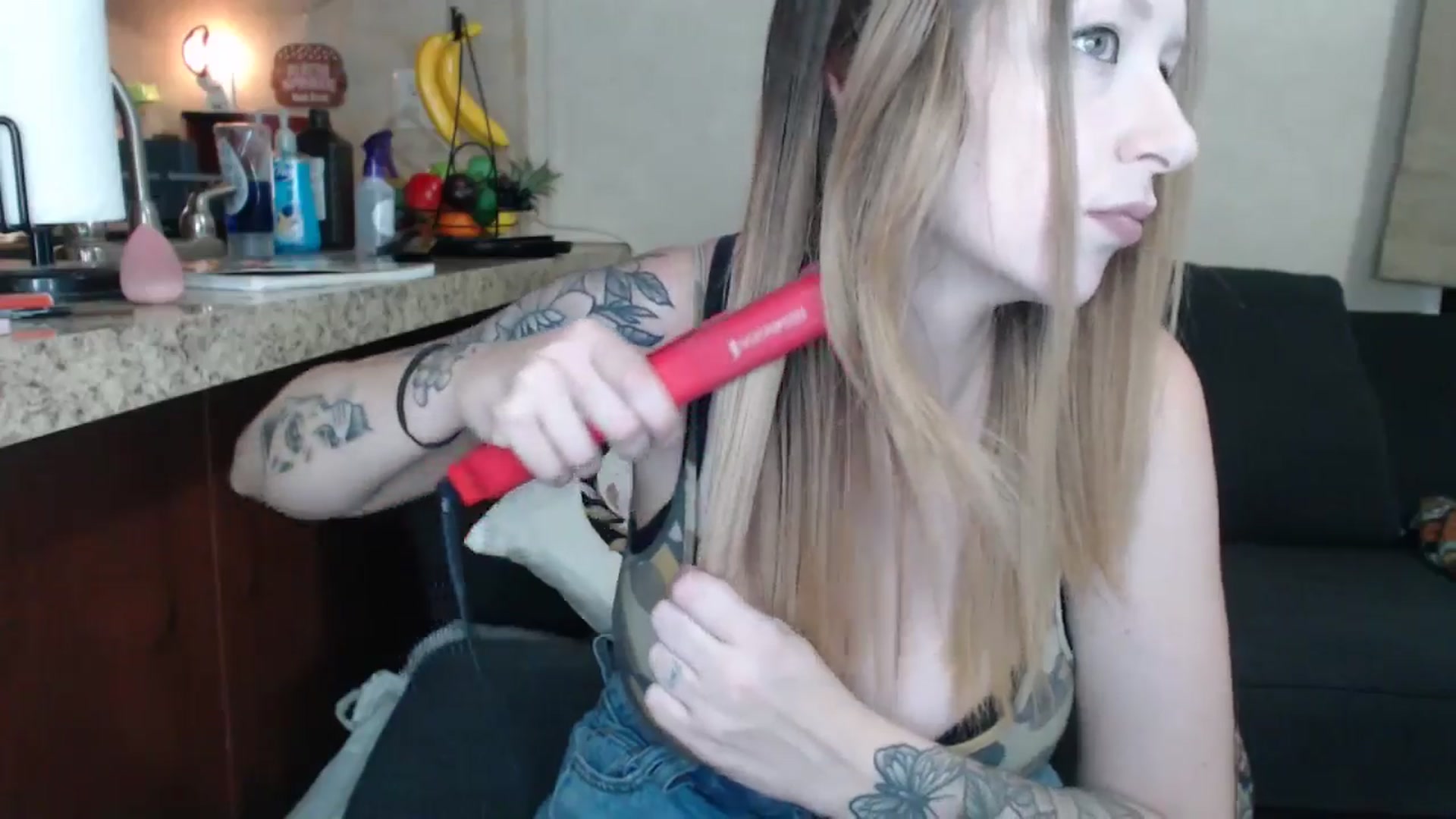 Gallery image thumbnail from Sofieyoungxxx's myfreecams stream on, 11/22/2024, 12:10 image 9 of 20