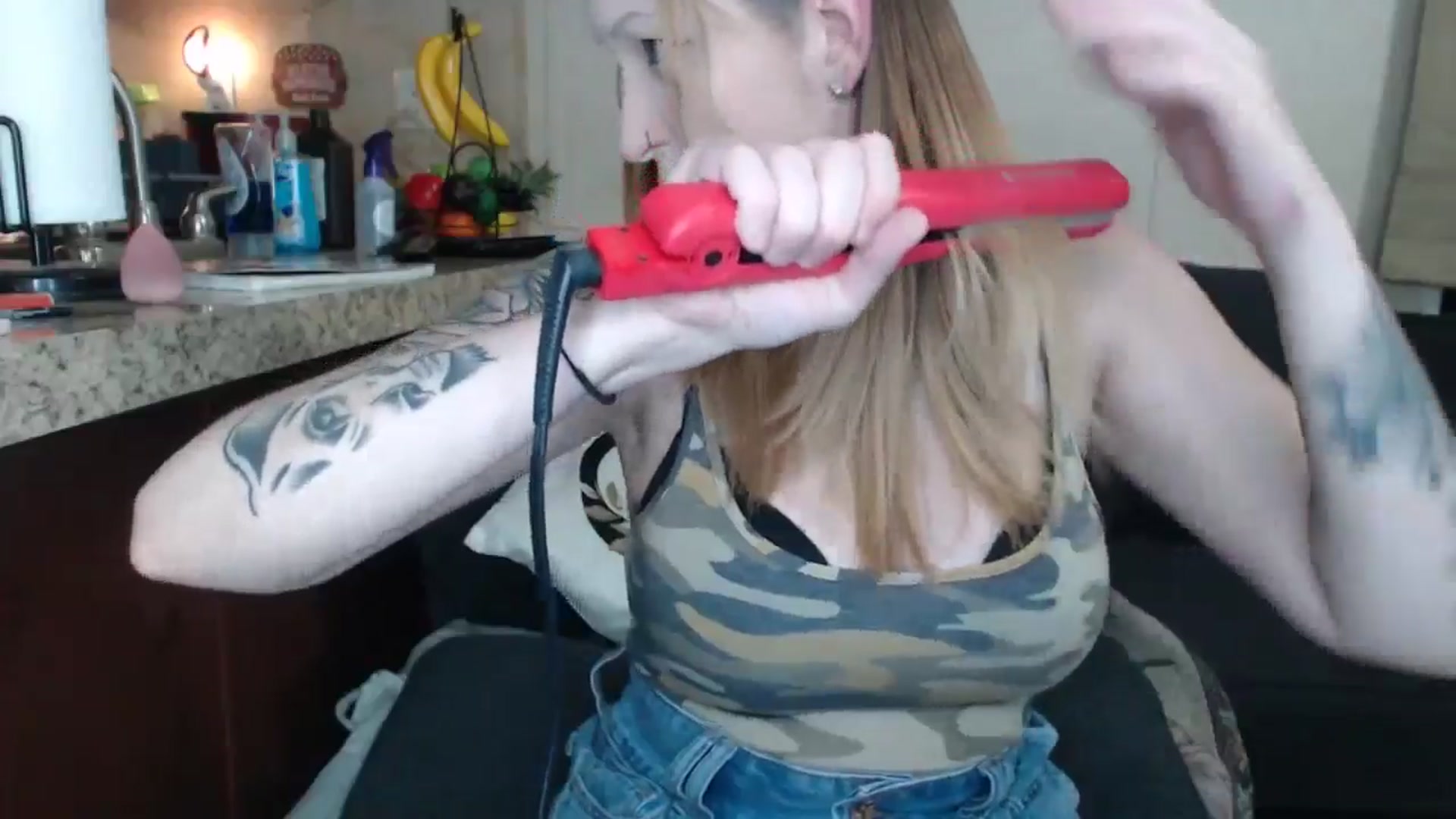 Gallery image thumbnail from Sofieyoungxxx's myfreecams stream on, 11/22/2024, 12:10 image 14 of 20