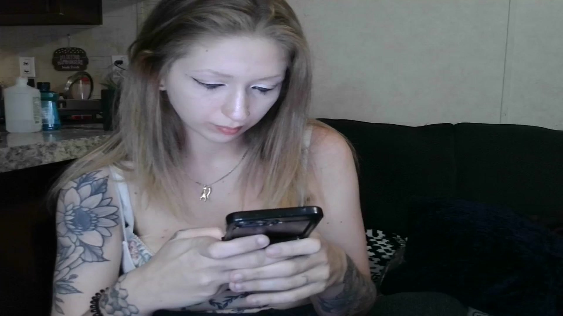 Gallery image thumbnail from Sofieyoungxxx's myfreecams stream on, 05/20/2025, 10:17 image 7 of 20
