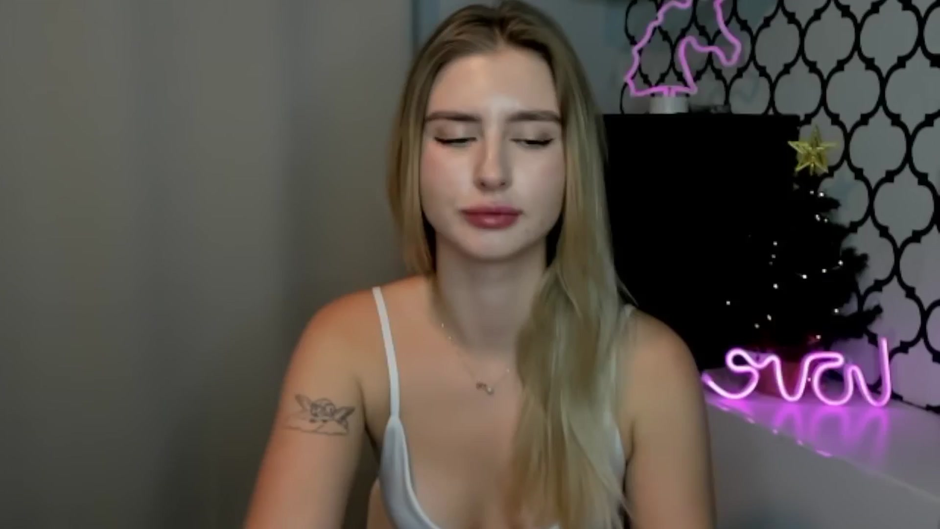 Gallery image thumbnail from Sofillee_m's myfreecams stream on, 12/24/2024, 21:32 image 4 of 20
