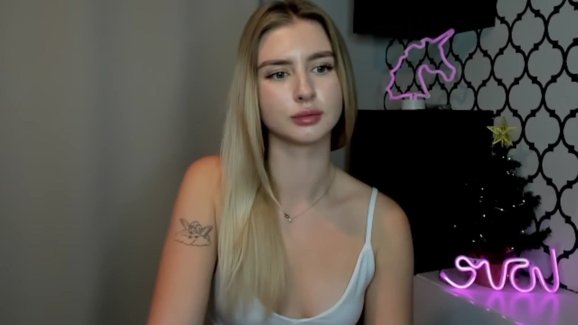 Gallery image thumbnail from Sofillee_m's myfreecams stream on, 12/24/2024, 21:32 image 9 of 20