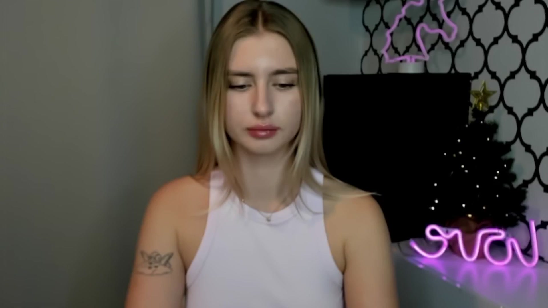 Gallery image thumbnail from Sofillee_m's myfreecams stream on, 12/25/2024, 20:06 image 1 of 20