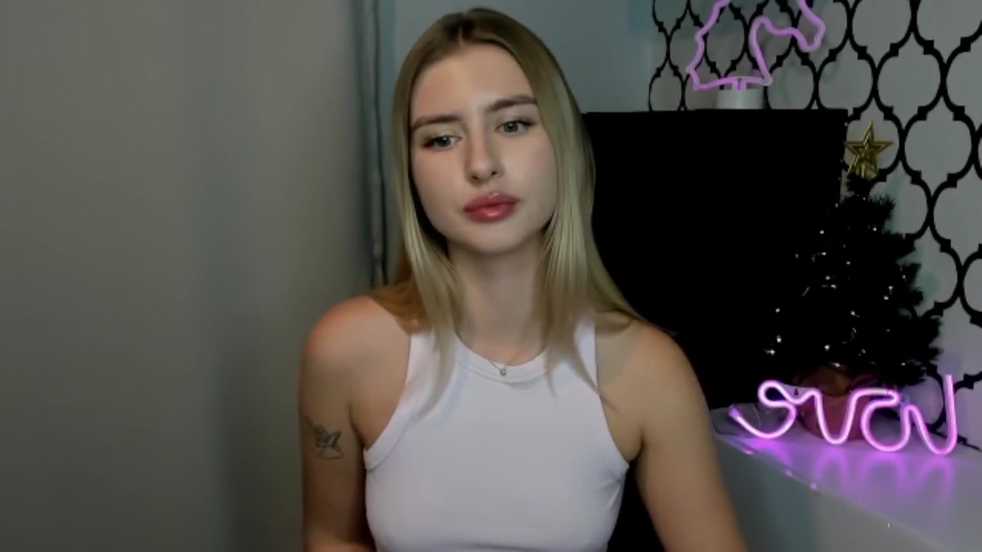 Gallery image thumbnail from Sofillee_m's myfreecams stream on, 12/25/2024, 20:06 image 8 of 20
