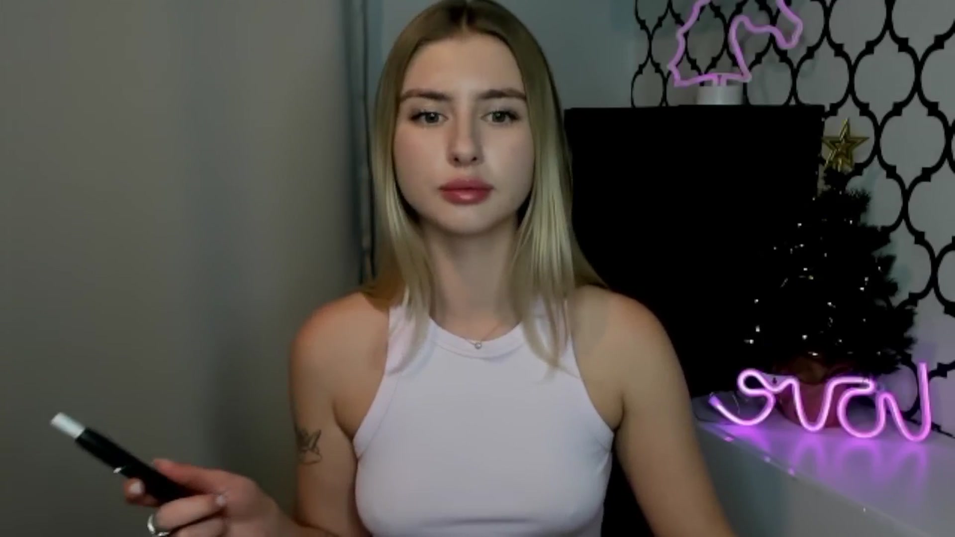 Gallery image thumbnail from Sofillee_m's myfreecams stream on, 12/25/2024, 20:06 image 6 of 20