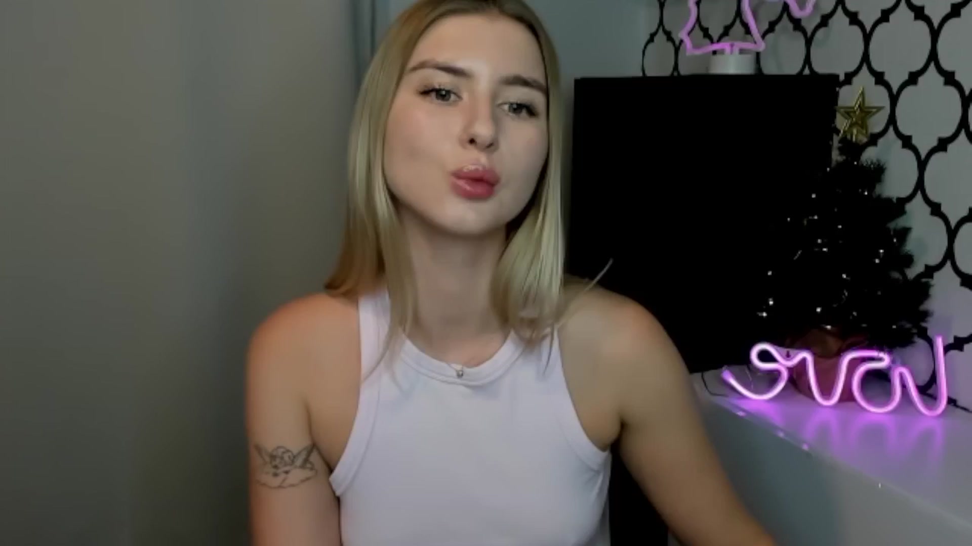 Gallery image thumbnail from Sofillee_m's myfreecams stream on, 12/25/2024, 20:06 image 3 of 20