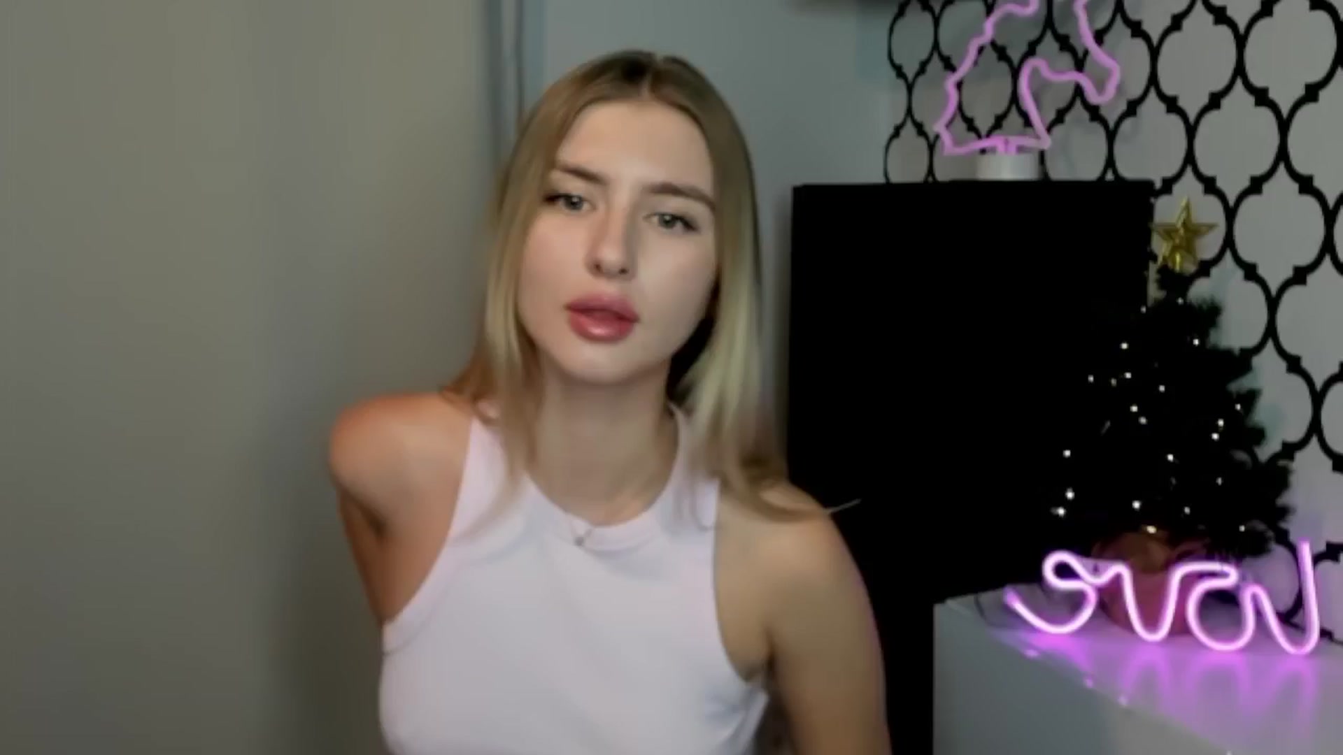 Gallery image thumbnail from Sofillee_m's myfreecams stream on, 12/25/2024, 20:06 image 2 of 20