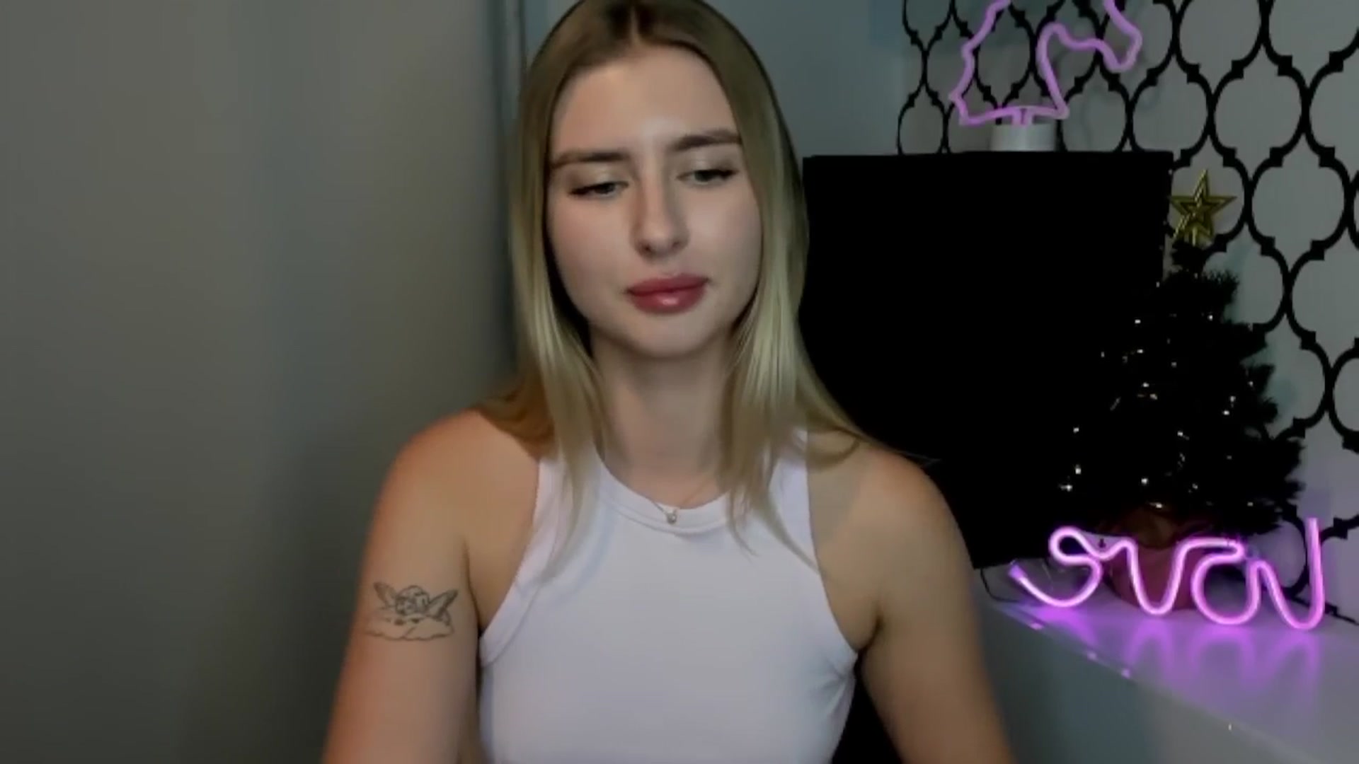 Gallery image thumbnail from Sofillee_m's myfreecams stream on, 12/25/2024, 20:06 image 7 of 20
