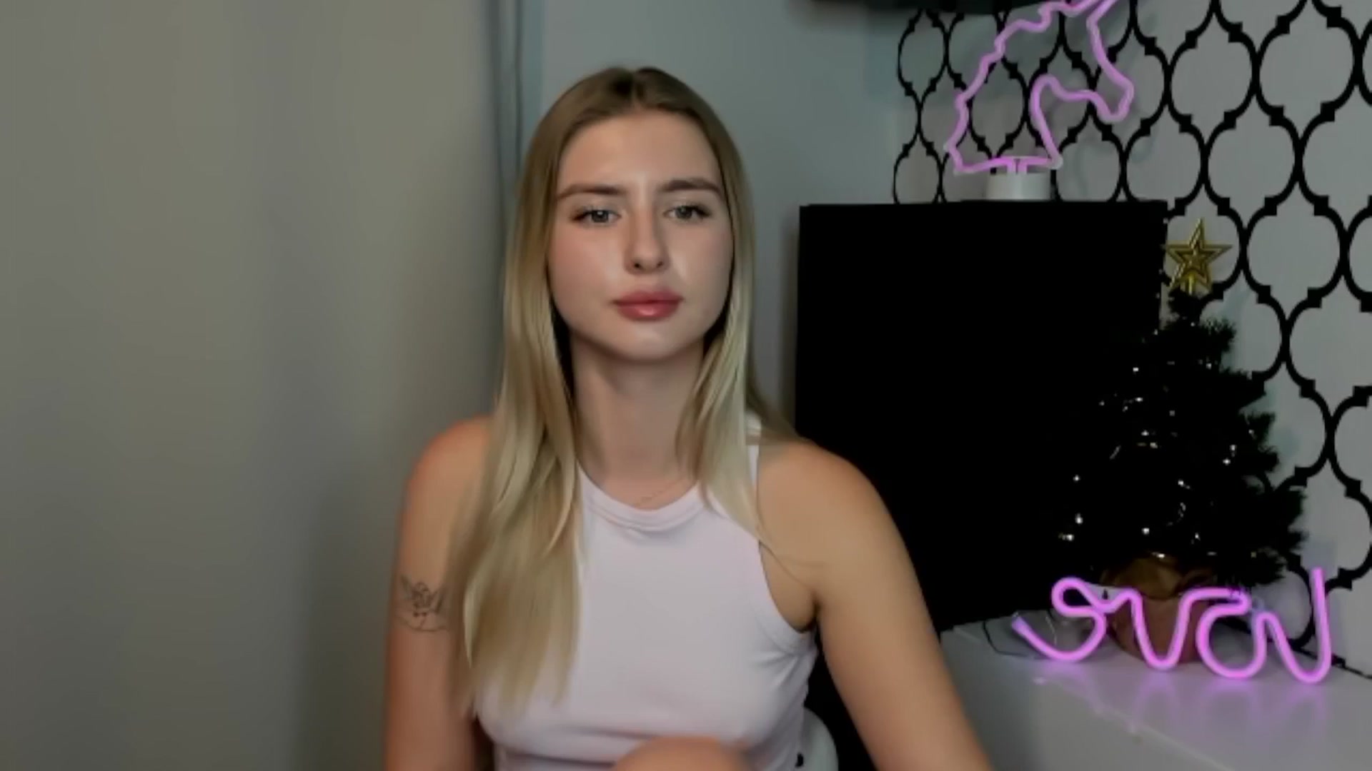 Gallery image thumbnail from Sofillee_m's myfreecams stream on, 12/25/2024, 21:04 image 8 of 20