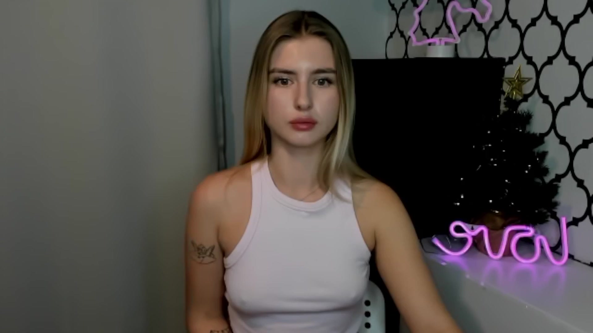 Gallery image thumbnail from Sofillee_m's myfreecams stream on, 12/25/2024, 21:04 image 3 of 20
