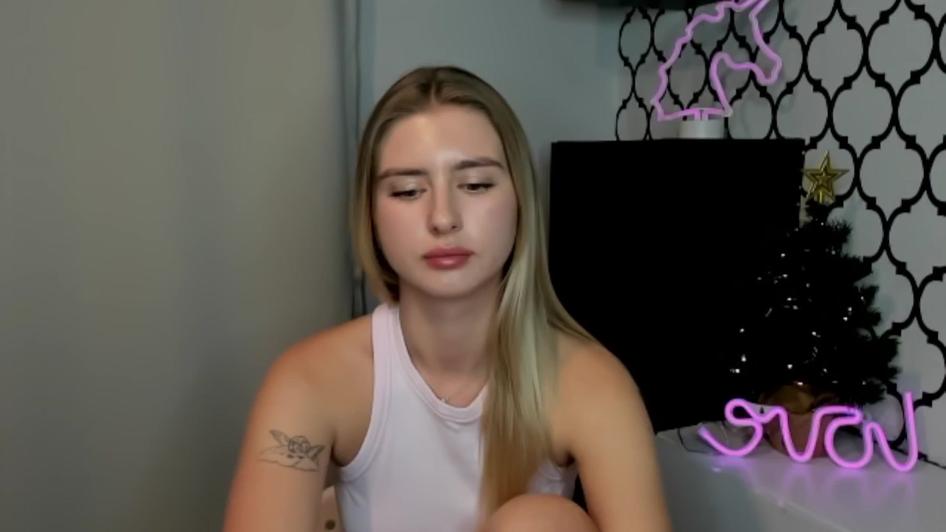 Gallery image thumbnail from Sofillee_m's myfreecams stream on, 12/25/2024, 21:04 image 7 of 20