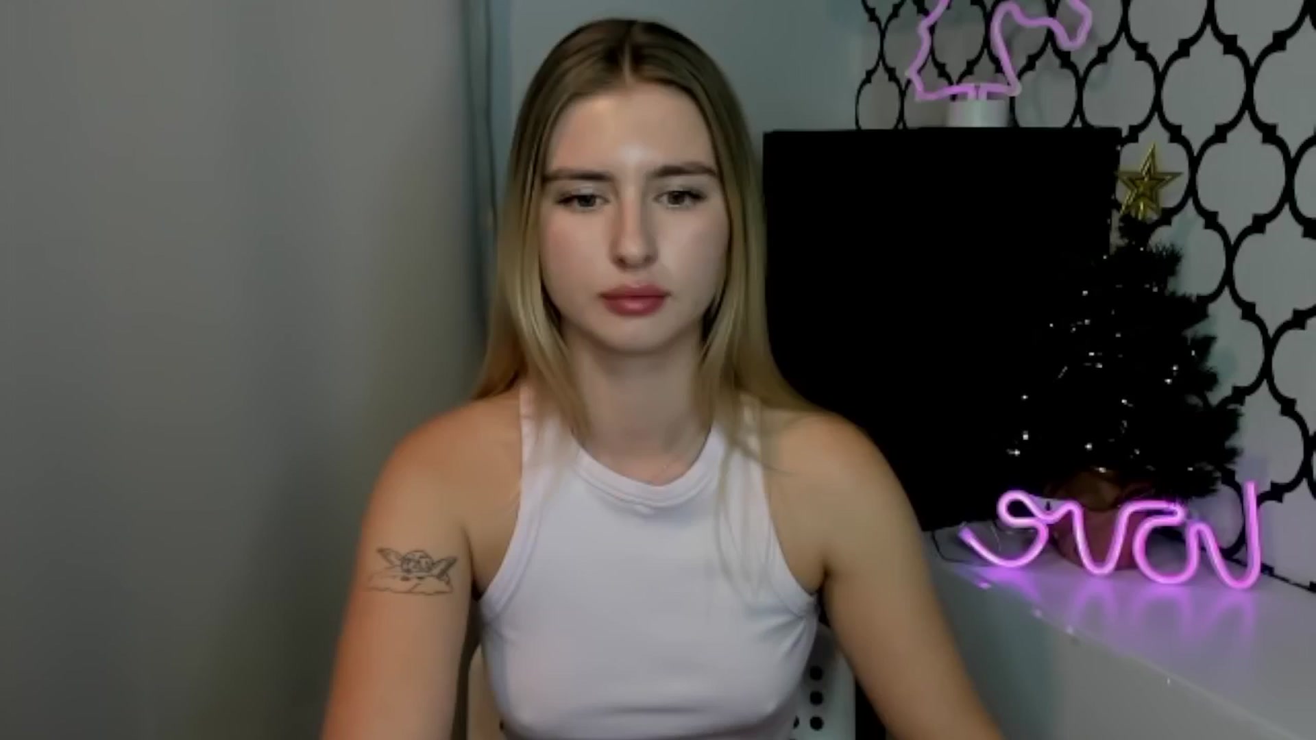 Gallery image thumbnail from Sofillee_m's myfreecams stream on, 12/25/2024, 21:04 image 1 of 20