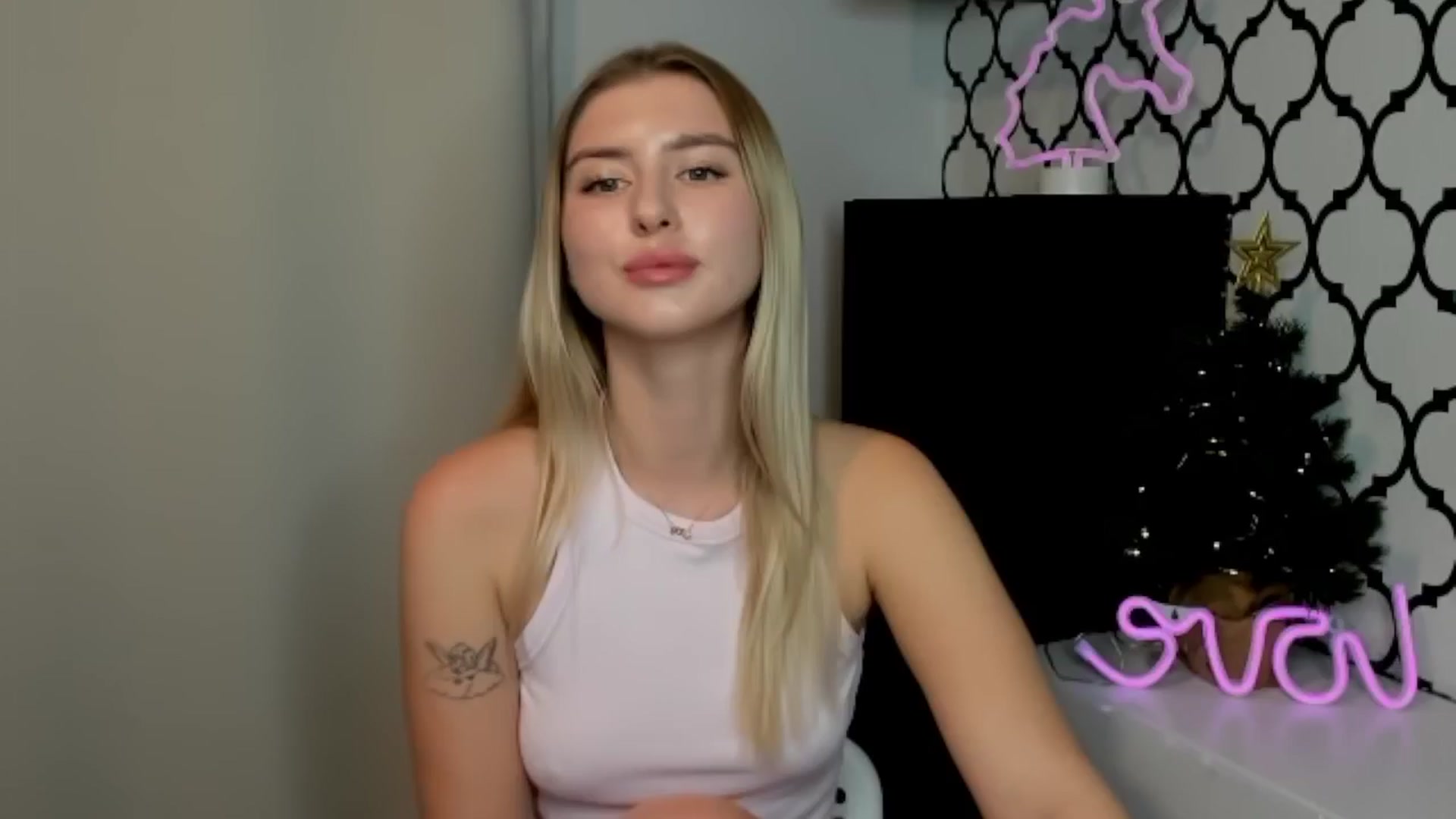 Gallery image thumbnail from Sofillee_m's myfreecams stream on, 12/25/2024, 21:04 image 20 of 20