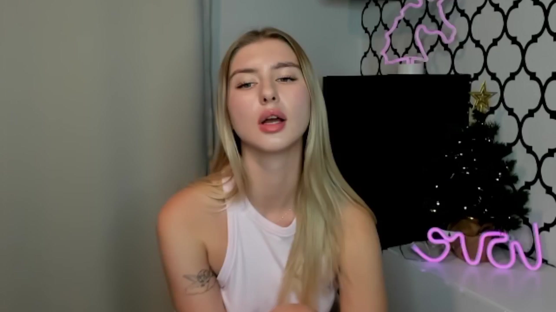 Gallery image thumbnail from Sofillee_m's myfreecams stream on, 12/25/2024, 21:04 image 15 of 20