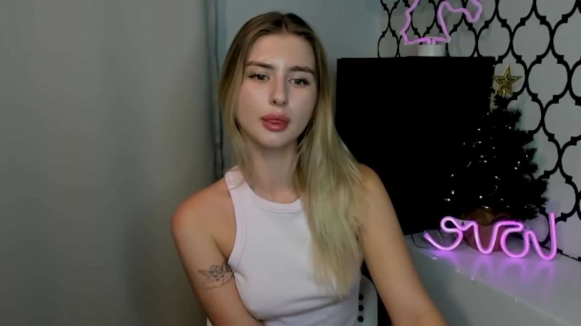 Gallery image thumbnail from Sofillee_m's myfreecams stream on, 12/25/2024, 21:04 image 2 of 20
