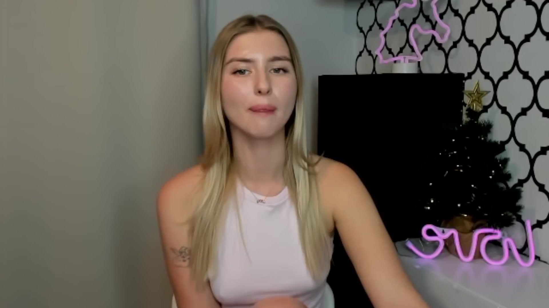 Gallery image thumbnail from Sofillee_m's myfreecams stream on, 12/25/2024, 21:04 image 19 of 20